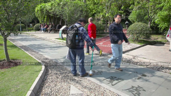 Мужчина пишет иероглифы на асфальте (2014 год). Редакционное видео, видеограф Кирилл Трифонов / Фотобанк Лори