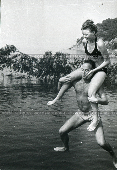 Мужчина прыгает в воду с женщиной на плечах. Стоковое фото, фотограф Retro / Фотобанк Лори