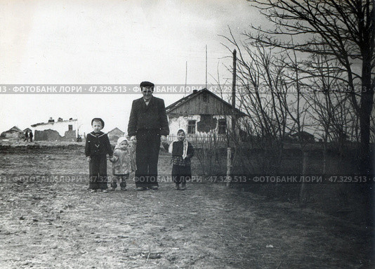 Мужчина с детьми на фоне сельской местности. Мальчик в матроске. 1950-е гг СССР. Стоковое фото, фотограф Retro / Фотобанк Лори