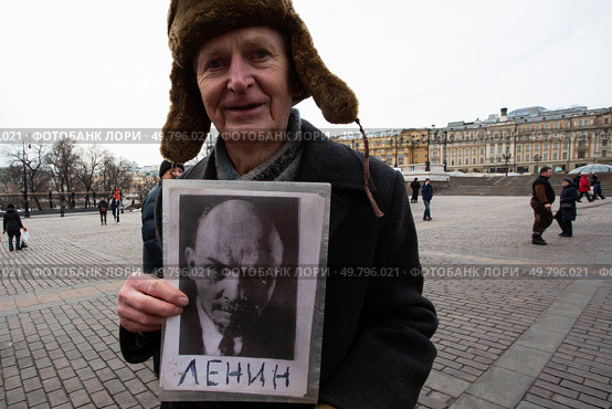Мужчина с портретом Ленина перед шествием партии «Коммунистическая партия Коммунисты России» в День памяти В. И. Ленина. (2023 год). Редакционное фото, фотограф Дмитрий Киселёв / Фотобанк Лори