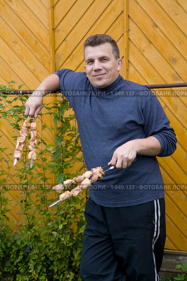 Мужчина с шашлыками. Стоковое фото, фотограф GANG / Фотобанк Лори