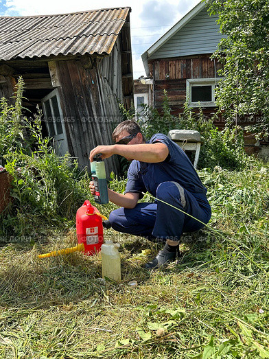Мужчина заливает масло (2024 год). Редакционное фото, фотограф Тухватуллина Марта / Фотобанк Лори