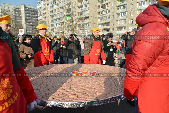 Мужчины-повара несут колбасу весом 130 килограммов на празднике Длинной колбасы в Калининграде 14 февраля 2015 года. Редакционное фото, фотограф Ирина Борсученко / Фотобанк Лори