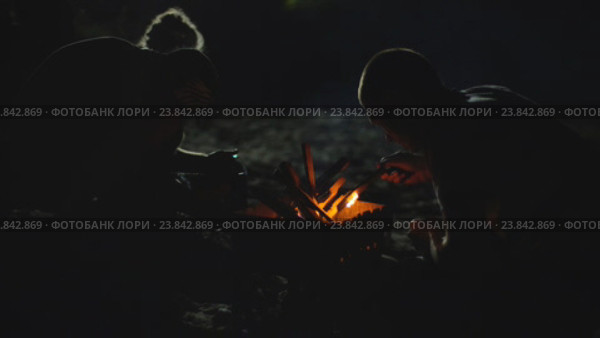 Мужчины разжигают мангал на природе. Стоковое видео, видеограф Виктор Аллин / Фотобанк Лори