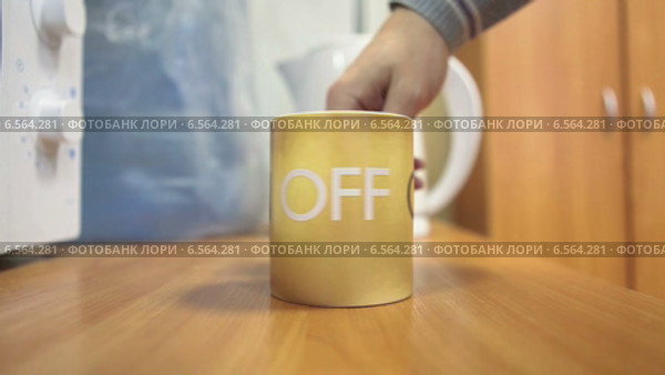 Мужская рука переворачивает чашку на столе с надписью OFF на надпись ON. Стоковое видео, видеограф Кекяляйнен Андрей / Фотобанк Лори