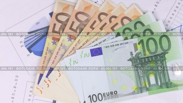 Мужская рука считает евро и кладет на график и калькулятор. Man's hand believes  euro. Стоковое видео, видеограф Александр Собко / Фотобанк Лори