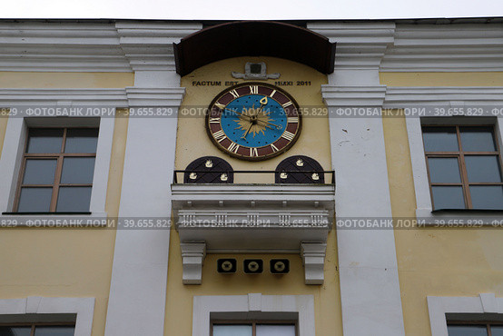 Музыкальные часы во внутреннем дворе Полоцкого государственного университета (ПГУ) имени Евфросинии Полоцкой.Здание бывшего иезуитского коллегиума Полоцк. Белоруссия. (2023 год). Редакционное фото, фотограф Мария Фетисова / Фотобанк Лори