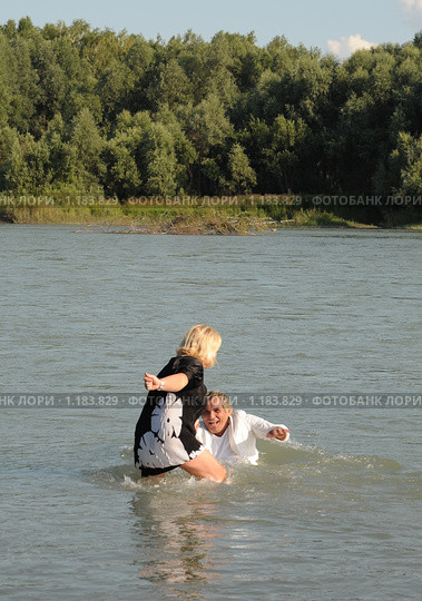 Музыкант Бари Алибасов купается  в реке Катунь (2009 год). Редакционное фото, фотограф Free Wind / Фотобанк Лори