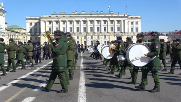 Музыканты сводного военного оркестра маршируют на Дворцовой площади. Репетиция парада в честь Дня Победы, Санкт-Петербург (2018 год). Редакционное видео, видеограф Виктор Карасев / Фотобанк Лори