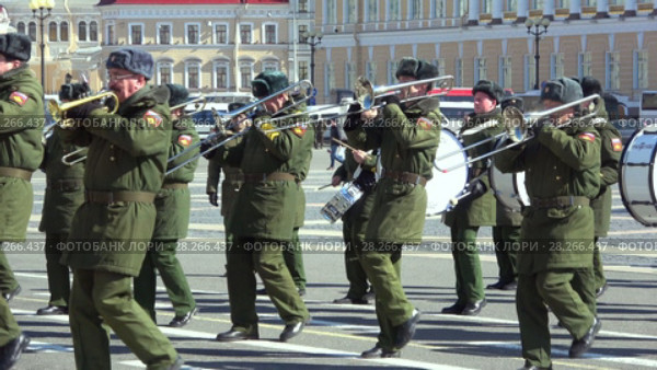 Музыканты военного оркестра на репетиции парада в честь Дня Победы. Дворцовая площадь, Санкт-Петербург (2018 год). Редакционное видео, видеограф Виктор Карасев / Фотобанк Лори