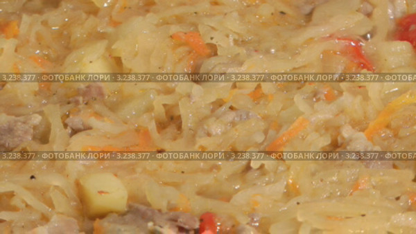 Мясо, тушенное с квашеной капустой, крупным планом. Стоковое видео, видеограф Андрей Некрасов / Фотобанк Лори