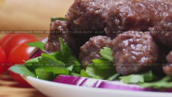 На деревянную разделочную доску выложены горкой помидоры и мясо. Стоковое видео, видеограф Ярославский Максим / Фотобанк Лори