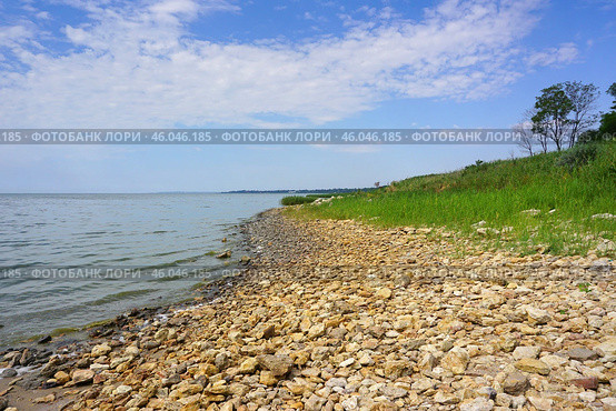 На каменистом берегу Таганрогского залива Азовского моря (2020 год). Стоковое фото, фотограф Сергей Авдеенко / Фотобанк Лори