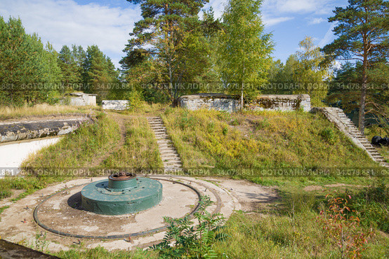 На позиция 10-дюймовых (245-мм) орудия форта «Красная Горка» (Алексеевский) сентябрьским днем. Ленинградская область, Россия (2015 год). Стоковое фото, фотограф Виктор Карасев / Фотобанк Лори
