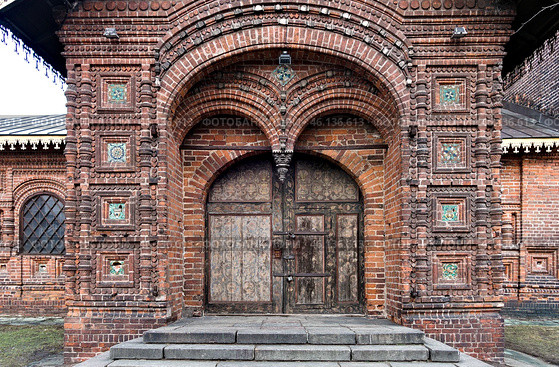 На входе в одни из ворот церкви Иоанна Предтечи в Ярославле. Стоковое фото, фотограф Николай Белавин / Фотобанк Лори