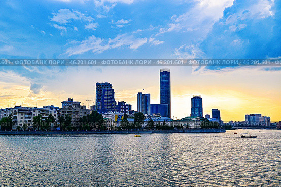 Набережная Екатеринбурга вечером (2024 год). Стоковое фото, фотограф Александр Тараканов / Фотобанк Лори