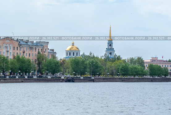 Набережная реки Вотки, город Воткинск, Удмуртия (2017 год). Редакционное фото, фотограф Александр  Буторин / Фотобанк Лори