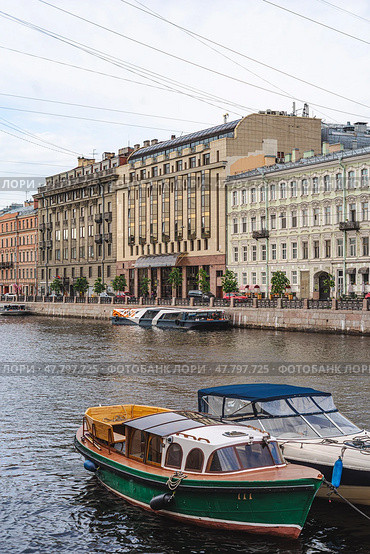 Набережная в Санк-Петербурге с катерами и яхтами. Редакционное фото, фотограф Viktor Kholodnyakov / Фотобанк Лори