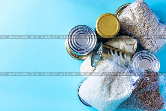 Набор продуктов длительного хранения. Различные крупы и консервы крупным планом на светлом фоне. Стоковое фото, фотограф Лозовая Людмила / Фотобанк Лори