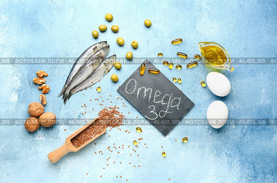 Набор здоровых продуктов с высоким содержанием омега-3 и рыбьего жира в таблетках на цветном фоне. Стоковое фото, фотограф Pixel_shot / Фотобанк Лори