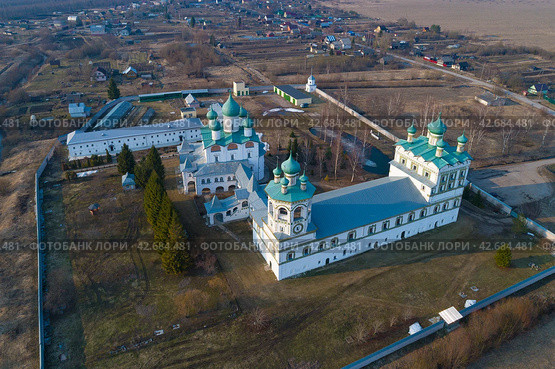 Над храмами старинного Николо-Вяжищский монастыря  апрельским днем (аэросъемка). Вяжищи. Новгородская область (2019 год). Стоковое фото, фотограф Виктор Карасев / Фотобанк Лори