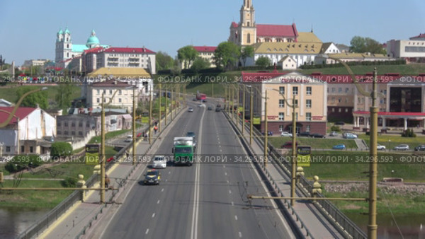 Над Старым мостом солнечный апрельским днем. Гродно, Белоруссия (2019 год). Редакционное видео, видеограф Виктор Карасев / Фотобанк Лори