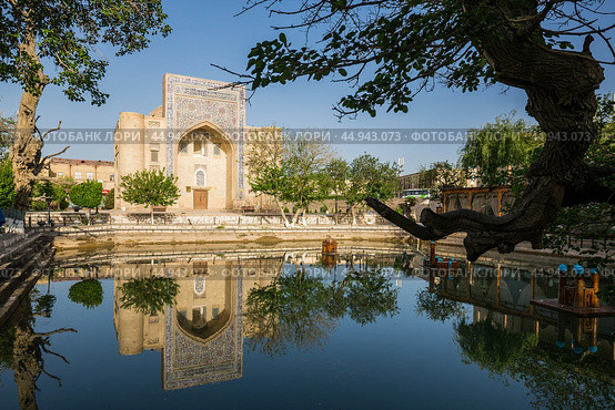 Nadir Divan Begi Khanaka in historic center of Bukhara (2022 год). Стоковое фото, фотограф Юлия Белоусова / Фотобанк Лори