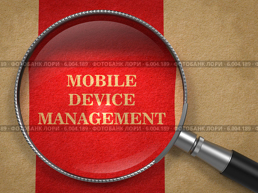 Надпись "Mobile Device Management" на красном фоне под увеличительным стеклом. Стоковая иллюстрация, иллюстратор Илья Урядников / Фотобанк Лори