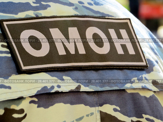 Надпись «омон» на служебной форме сотрудника (2018 год). Редакционное фото, фотограф ViktoriiaMur / Фотобанк Лори
