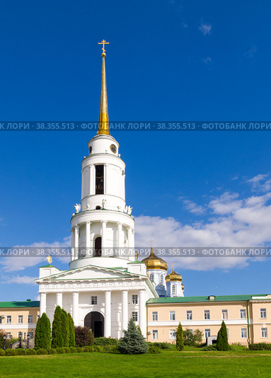Надвратная колокольня Задонского монастыря (2015 год). Редакционное фото, фотограф Алексей Голубенко / Фотобанк Лори