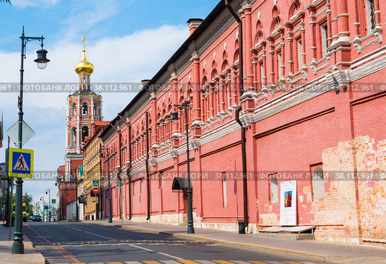 Надвратная церковь Покрова Пресвятой Богородицы Высоко-Петровского монастыря со стороны улицы Петровка. Солнечный летний день. Москва (2022 год). Редакционное фото, фотограф E. O. / Фотобанк Лори