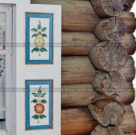 Наличник окна из д.Мезень, Алапаевского р-на, 1910 год. Уральская роспись – уникальное народное искусство. Музей-заповедник деревянного зодчества и народного творчества. Нижняя Синячиха, Россия, (2018) Редакционное фото, фотограф Сергей Елизарьев / Фотобанк Лори