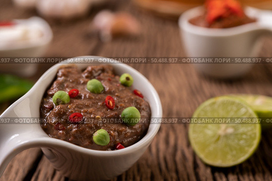 Nam phrik kapi  with Chili and Lemon on wooden floor. Стоковое фото, агентство Ingram Publishing / Фотобанк Лори