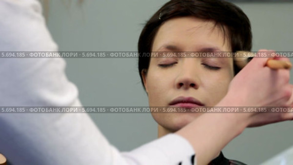Нанесение основы для макияжа. Стоковое видео, видеограф Иван Артемов / Фотобанк Лори