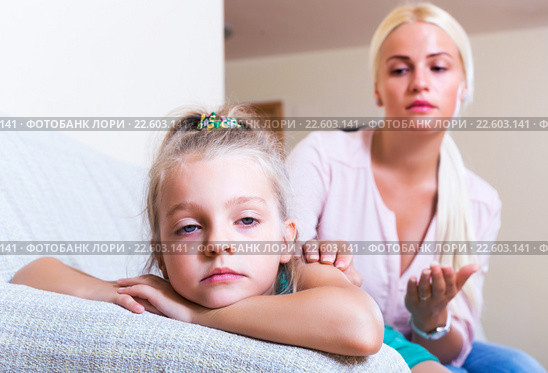 Nanny calming a fretful child. Стоковое фото, фотограф Яков Филимонов / Фотобанк Лори