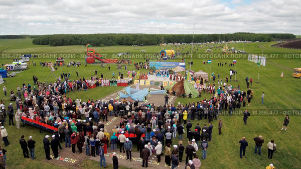 Народные гуляния в Башкирии - сабантуй - праздник плуга. Вид с воздуха. Folk festivals in Bashkiria - Sabantuy - the holiday of the plow. Aerial view. Стоковое фото, фотограф Евгений Романов / Фотобанк Лори
