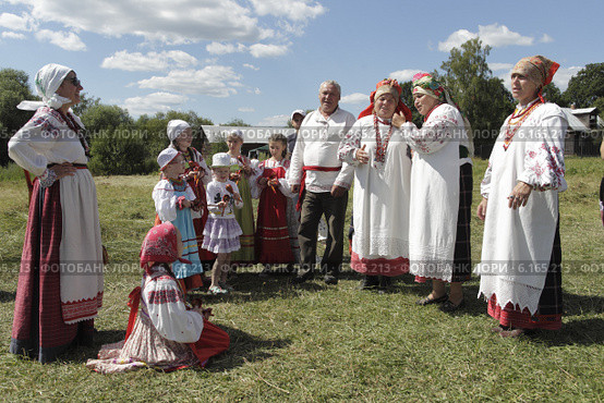 Народный фестиваль "Сенокос в Муранове".  Группа людей в народных костюмах поют народную песню на лугу (2014 год). Редакционное фото, фотограф Дмитрий Неумоин / Фотобанк Лори