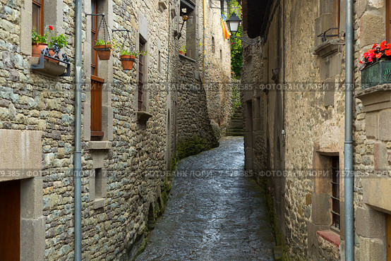 Narrow picturesque street of old Catalan town. Стоковое фото, фотограф Яков Филимонов / Фотобанк Лори