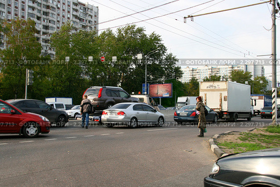 Нарушение ПДД - переход дороги в неположенном месте (2010 год). Редакционное фото, фотограф Щеголева Ольга / Фотобанк Лори