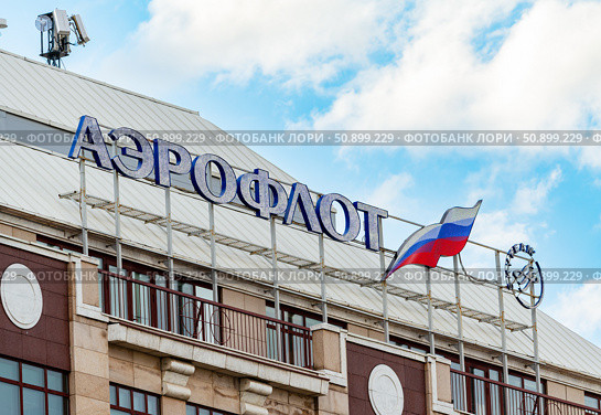 Наружная реклама публичного акционерного общества "Аэрофлот — российские авиалинии". Город Москва, Россия. Редакционное фото, фотограф Господин Никто / Фотобанк Лори