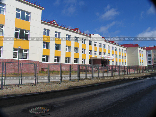 Нарьян-Мар, здание школы № 4 (2011 год). Стоковое фото, фотограф Елена Боброва / Фотобанк Лори