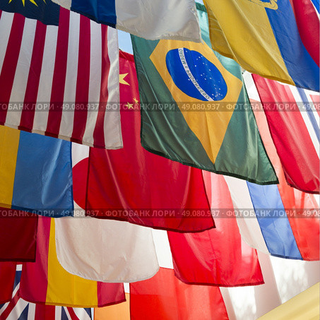National flags of the countries at Southern Methodist University, Dallas, Texas, USA. Стоковое фото, агентство Ingram Publishing / Фотобанк Лори