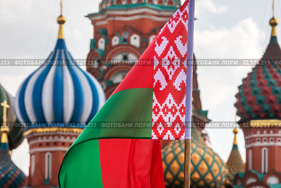 Национальный флаг Республики Беларусь на фоне Храма Василия Блаженного на Красной площади в центре города Москвы, России (2019 год). Стоковое фото, фотограф Николай Винокуров / Фотобанк Лори