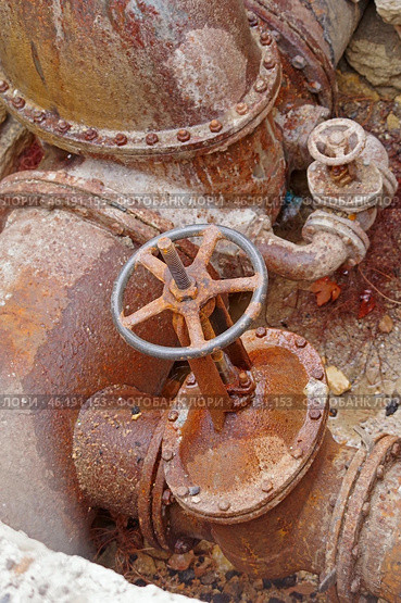 Наземная укладка магистрального водовода водопроводной сети. Water supply system and old gate valves. Стоковое фото, фотограф Татьяна Д / Фотобанк Лори