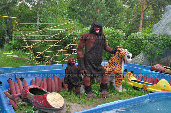 Неандертальцы в Новосибирском зоопарке (2011 год). Редакционное фото, фотограф Александр Тараканов / Фотобанк Лори