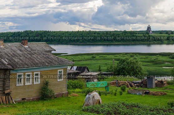 Небо перед дождем. Деревянный храм на берегу реки. Россия, Архангельская область, деревня Подпорожье (2017 год). Стоковое фото, фотограф Яковлев Сергей / Фотобанк Лори