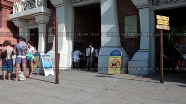 Небольшая очередь в кассу аквапарка Сиам в утреннее время. Парк Сиам (Siam) в городе Коста Адехе (Costa Adeje). Тенерифе, Канарские острова, Испания (2016 год). Редакционное видео, видеограф Кекяляйнен Андрей / Фотобанк Лори