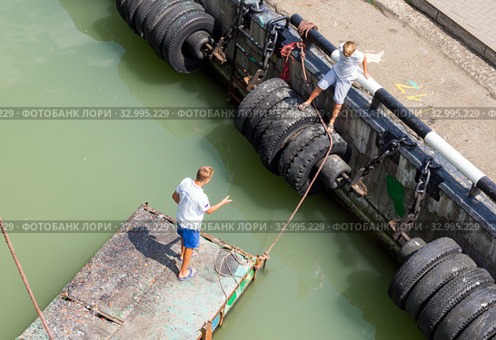 Небольшой плотик швартуется к причалу (2019 год). Редакционное фото, фотограф Вячеслав Палес / Фотобанк Лори
