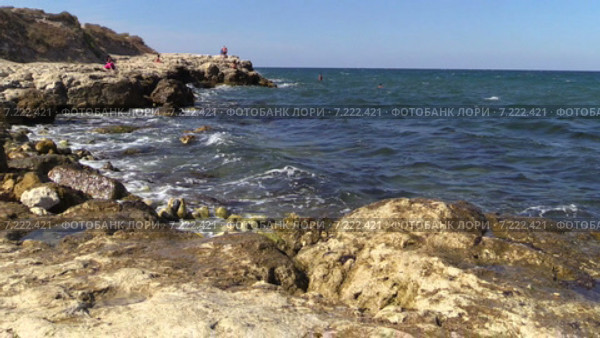 Небольшой шторм. Волны Черного моря с брызгами накатывают на скалистый берег на котором загорают люди. Стоковое видео, видеограф Арташес Оганджанян / Фотобанк Лори