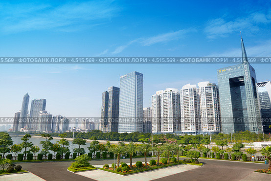 Небоскребы финансового района в Zhujiang New Town и парк Hongcheng, Гуанчжоу, Гуандун, Китай (2011 год). Редакционное фото, фотограф Losevsky Pavel / Фотобанк Лори